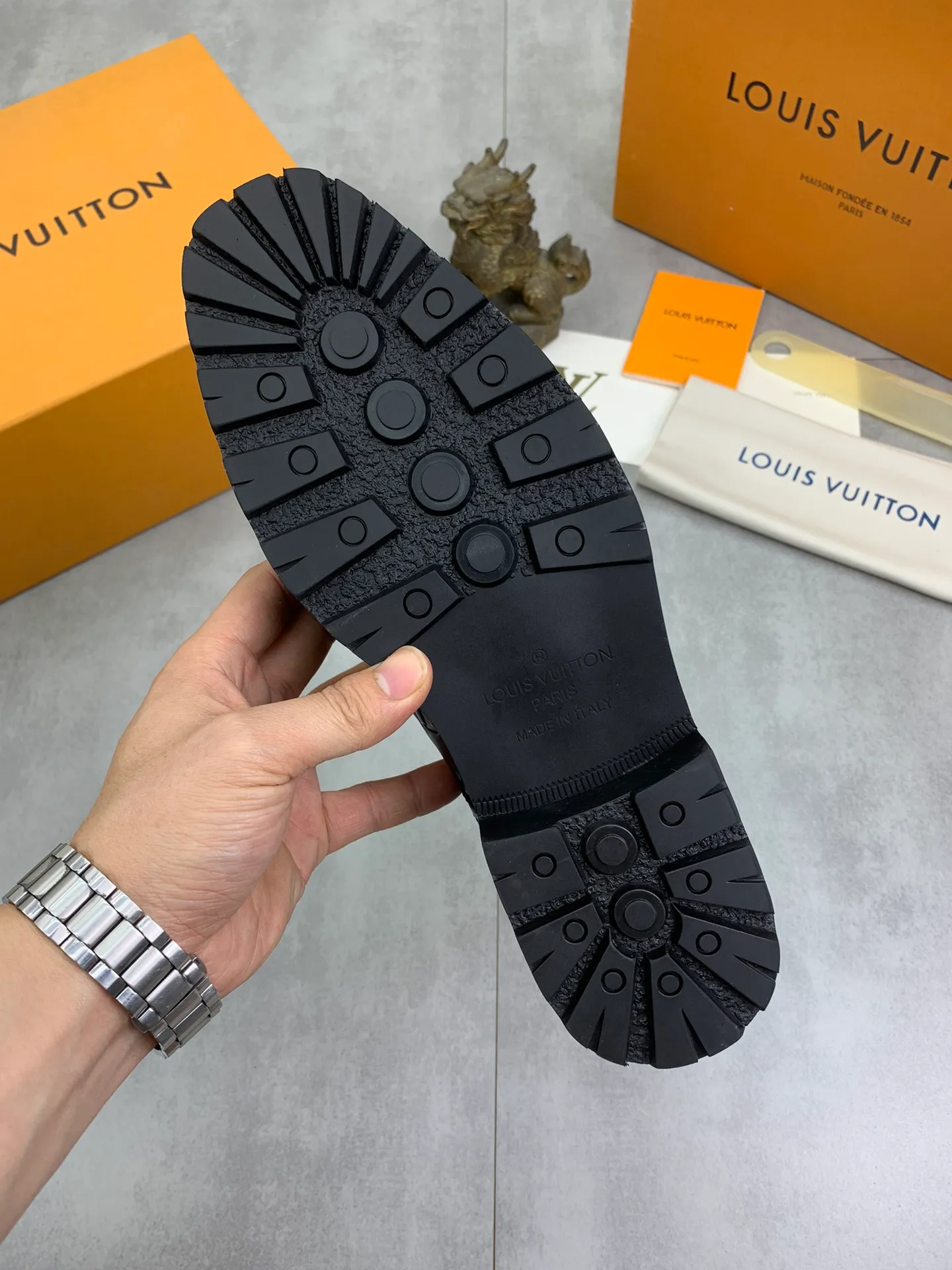 Men's shoes 💰P600💰【New】🆘Water-dyed cow lining LV Louis Vuitton business high-top leather shoes, made of original imported Italian 🇮🇹 selected calfskin, full cowhide lining, carefully handmade by professional shoemakers, the original version is specially designed for wear-resistant outsole. Standard code: 38-44 3⃣️color🉑️select